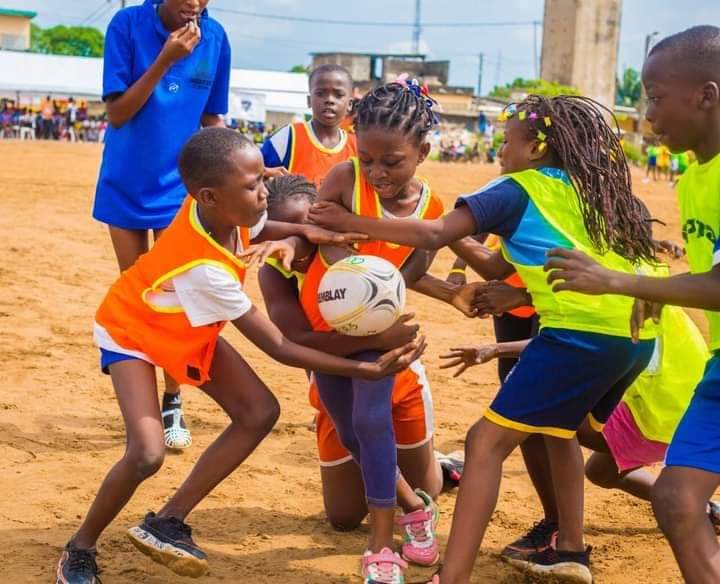 #JournéeDeRugby avec <a href="/orcasaboboclub/">Orcas Abobo</a> 🏉
Parceque l'éducation et l'insertion de la jeune fille, passent aussi par le sport. Merci de les mettre en avant, à l'honneur. Mention spéciale à <a href="/IsraelGuebo/">Israël Guébo</a> président de  <a href="/croireci/">Croire Côte d’Ivoire</a> et à la marraine <a href="/d_lidegoue/">Danielle Lidégoué</a> présidente de l'ONG BLOOM 🙏🏽