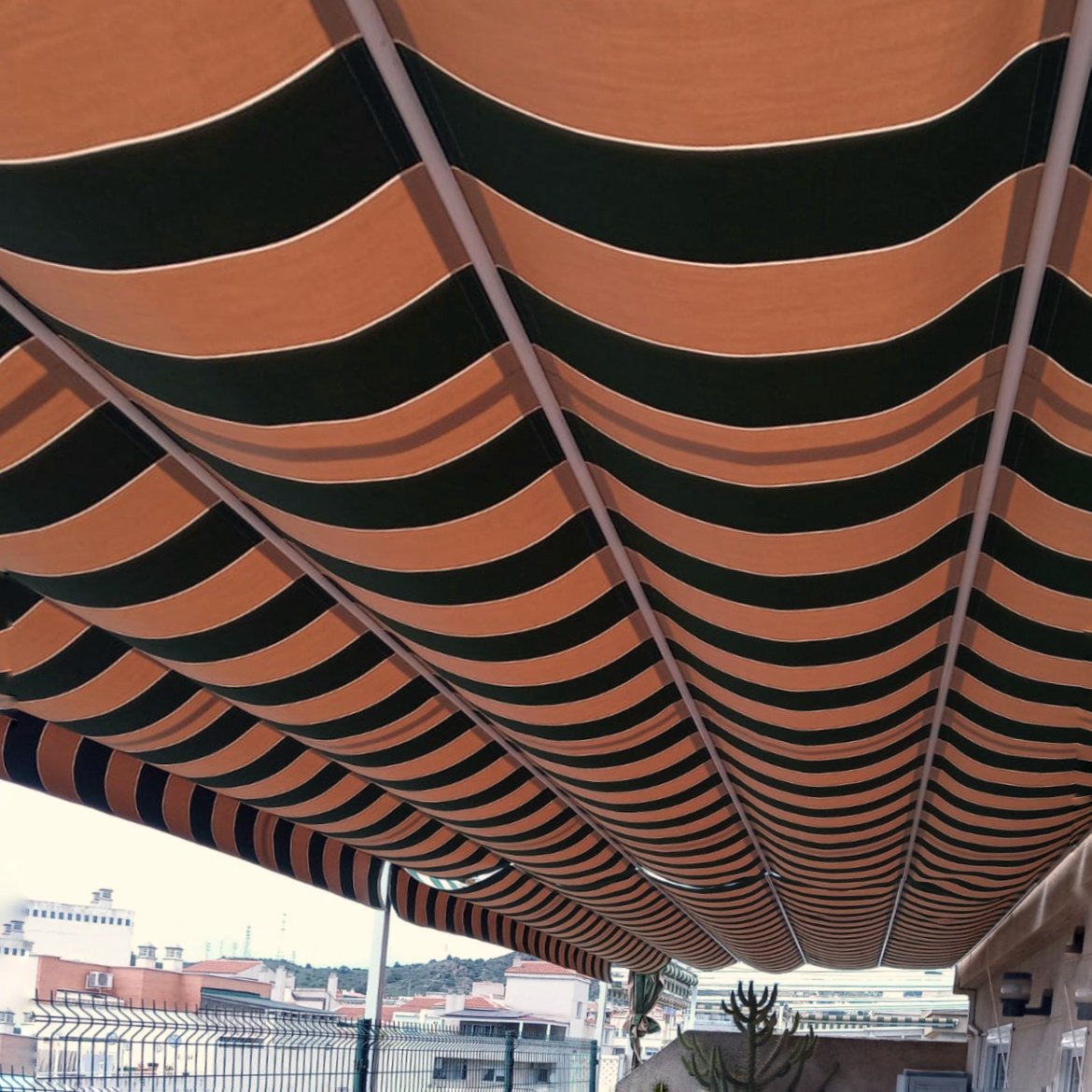 Trabajos @luzycolormalaga : Cambia las lonas de tus toldos y disfruta de la terraza este #verano #costadelsol #andalucia #toldos #awning #awnings #toldo #proteccionsolar #sunprotection #sunblock #hogar #decoracion #deco #sol #sun #calor #summer #summertime #terraza #sombra #fresh