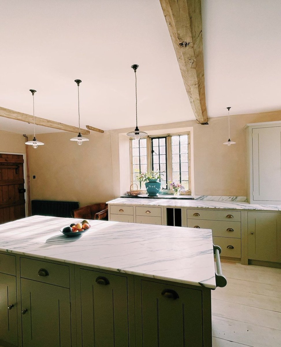 CreativeChic_'s tweet photo. Kitchen project all hand painted, completed for a channel 4 Renovation Programme. The main cabinets painted in the equivalent of Devol Mushroom and the boot room painted in the equivalent of Devol Scullery yellow. #handpaintedkitchen #kitchencabinetpainting#kitchenpainting https://t.co/eFEtsjYDqs