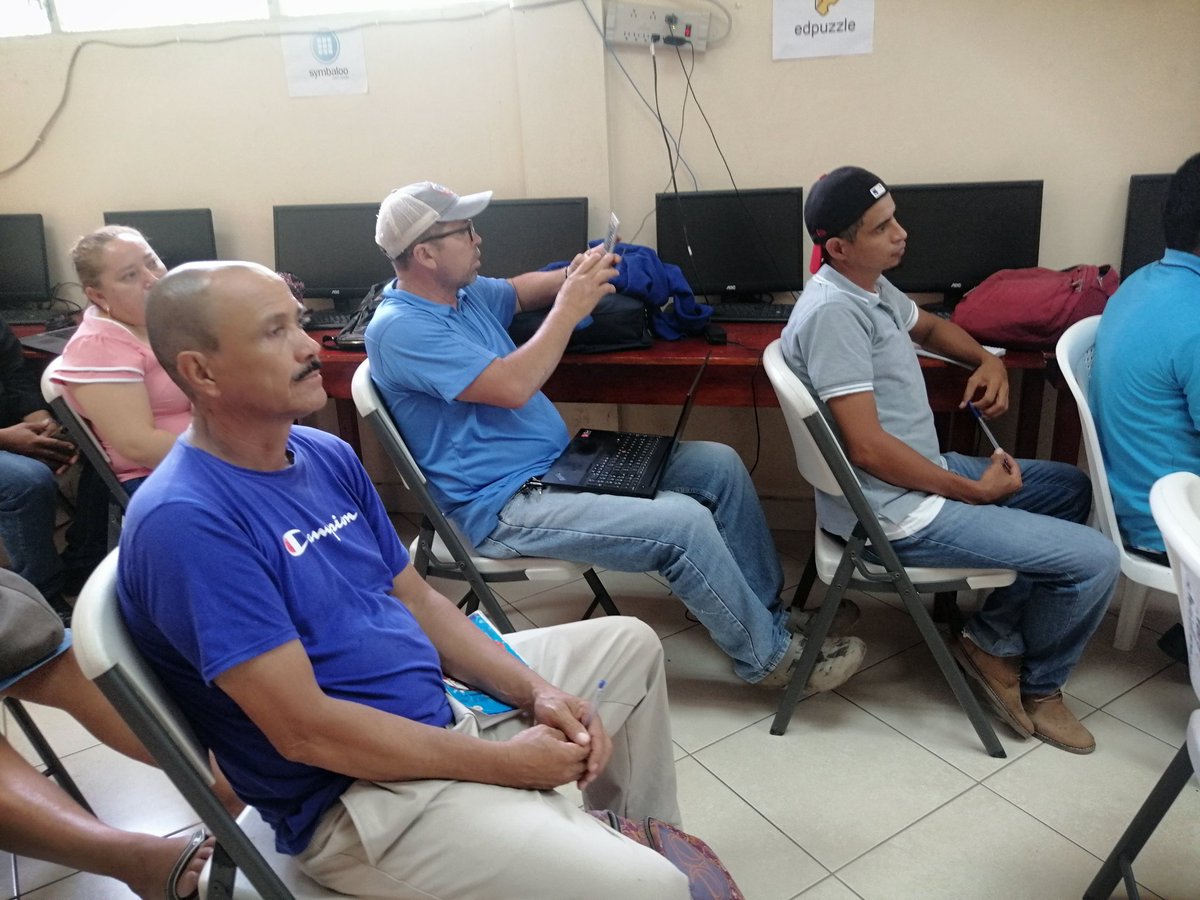 Directores y personal administrativos de nuestra delegación participan en el taller sobre el buen uso de las redes sociales.