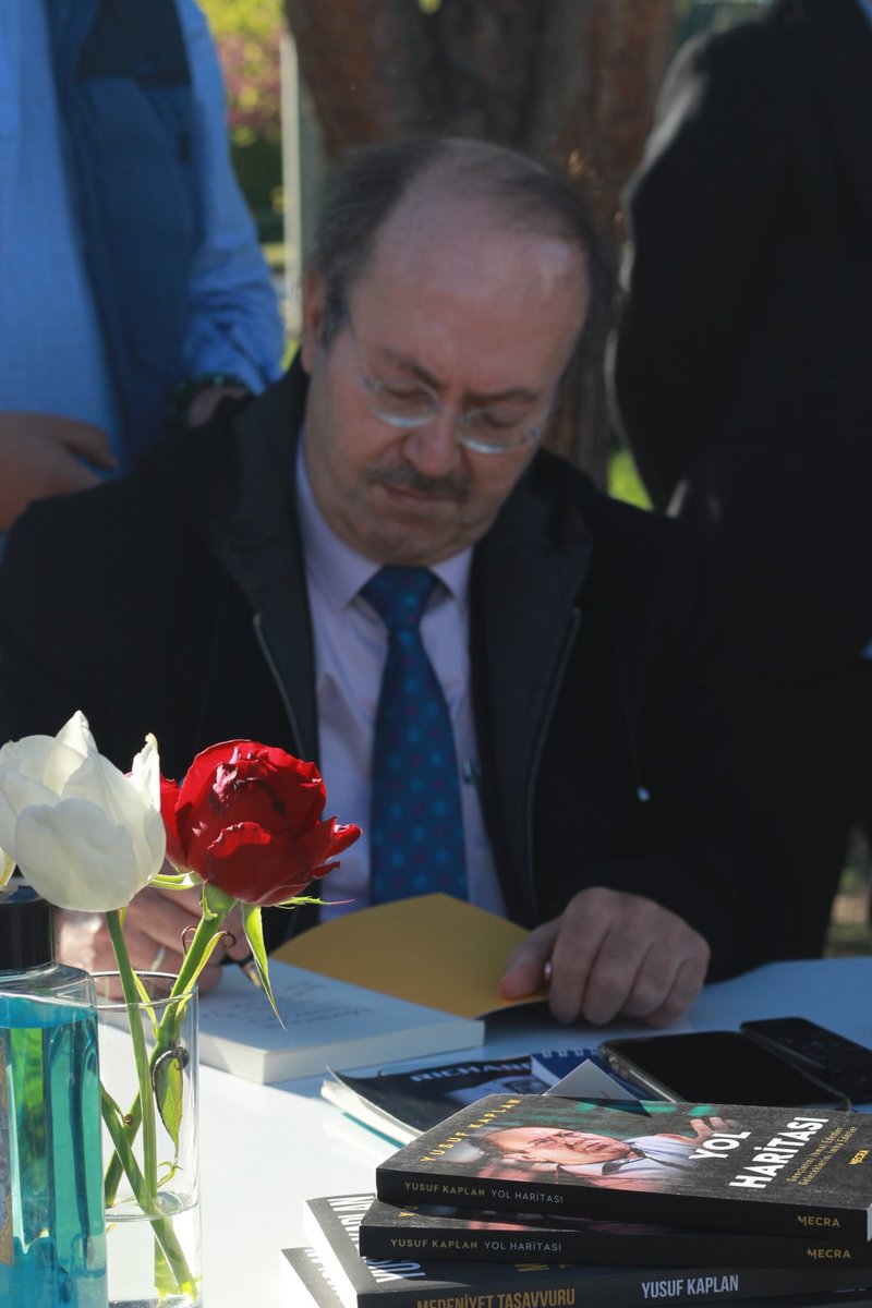 Lale: La ilahe illallah
↪️Dikey eksen
Gül: Muhammeder Rasulullah
↪️Yatay eksen
Tevhidi simgeleyen çiçekler...
<a href="/yenisafakwriter/">yusuf kaplan</a>
#MedeniyetTasavvuruYolculuğu