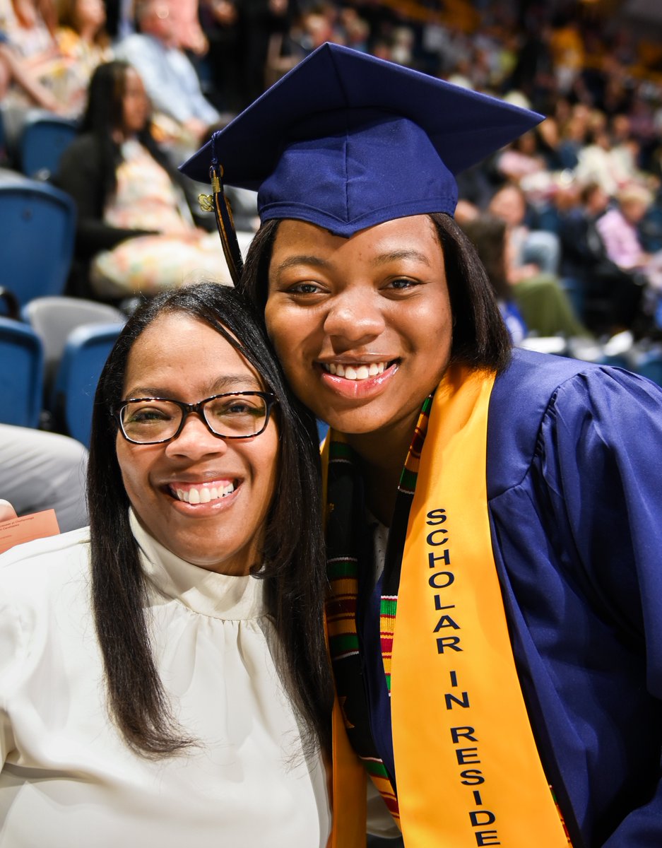 utchousing's tweet photo. We hope everyone had a great weekend! 🎓🎓🎓
#utchattanooga #utcgrad #utc22 https://t.co/ifMcRUNOEJ