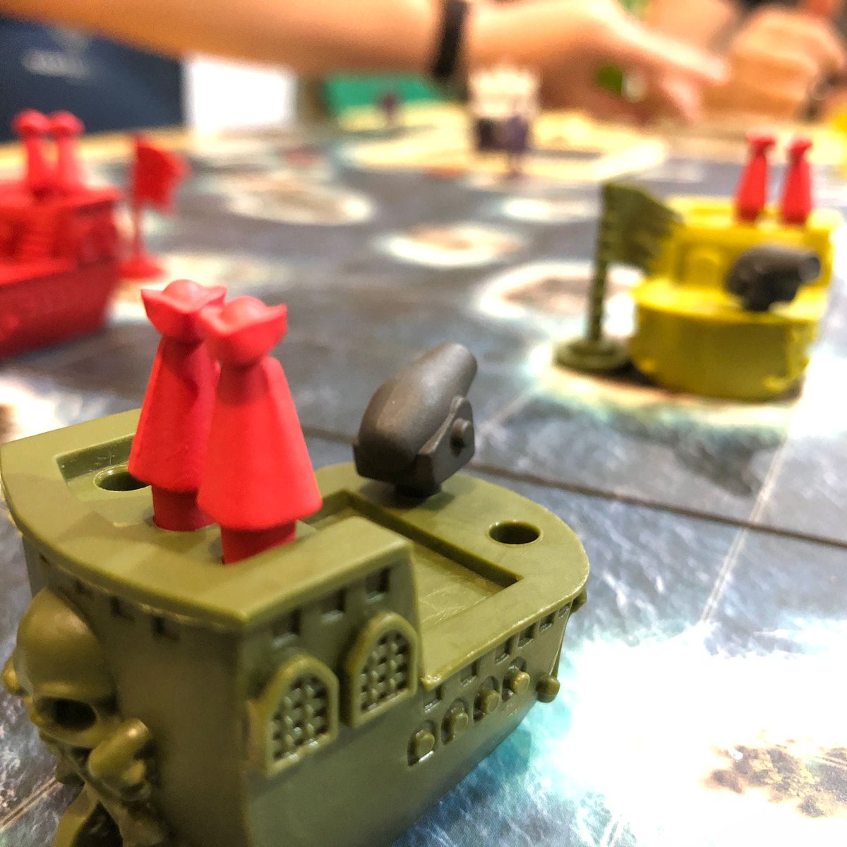 JuegaEnLaCueva's tweet photo. ¡Conquista islas, hunde barcos enemigos, ve por los tesoros! Plunder: A Pirate's Life de Lost Boy Entertainment
#JuegaEnLaCueva #CuevaReseña #GameNight #BoardGamesNight #JuegosDeMesa #Boardgames #BoardgamesAddicts #BoardgamesGeeks #BoardgameCommunity #Piratas #Pirates https://t.co/j6XrT7WvwI