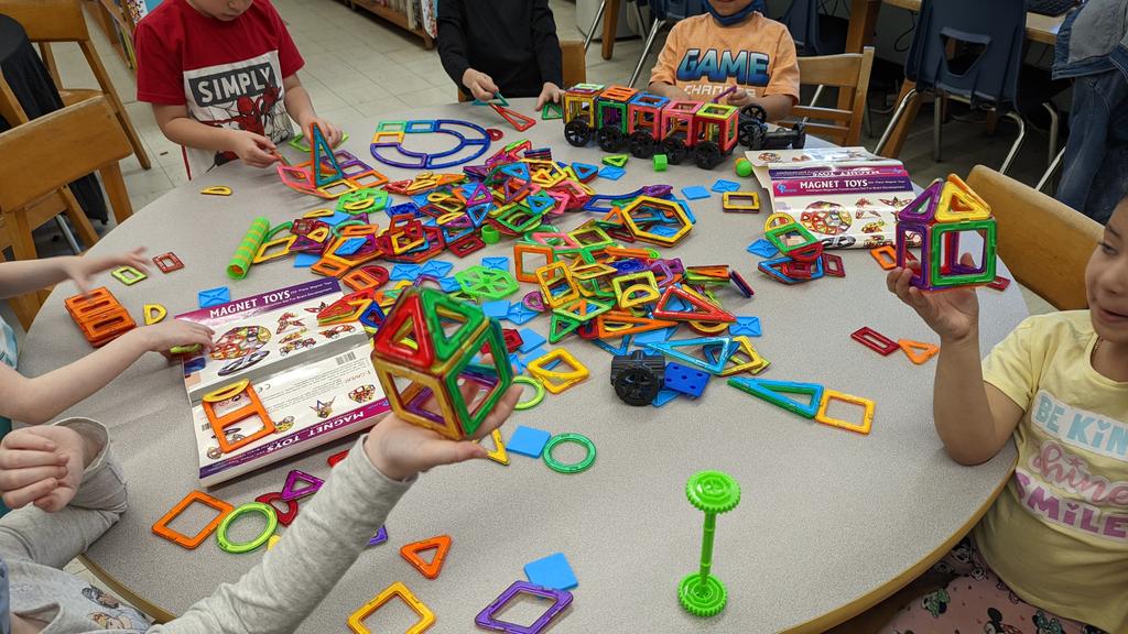 GayheadLibrary's tweet image. Sheafe LIBRARY STEAM - my kindergarten engineers!
@WCSDEmpowers 
@sheaferoadrocks 
@ASchout10