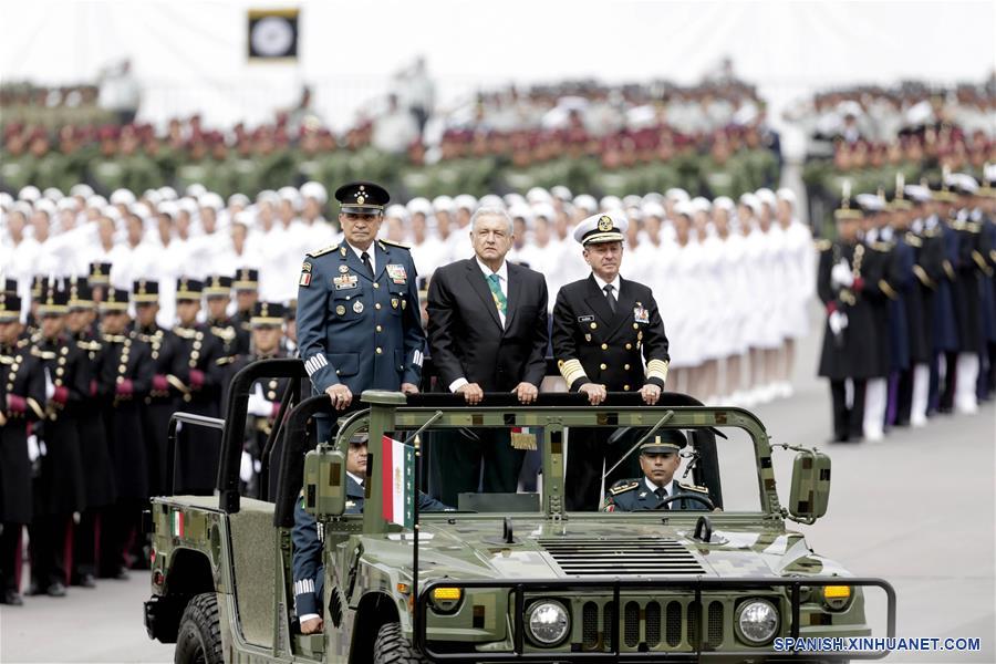 AmloVerdad's tweet photo. Demostrando el ejército mexicano
#DesfileDeRisia 
#PutinDay https://t.co/n8cS0OrDKy
