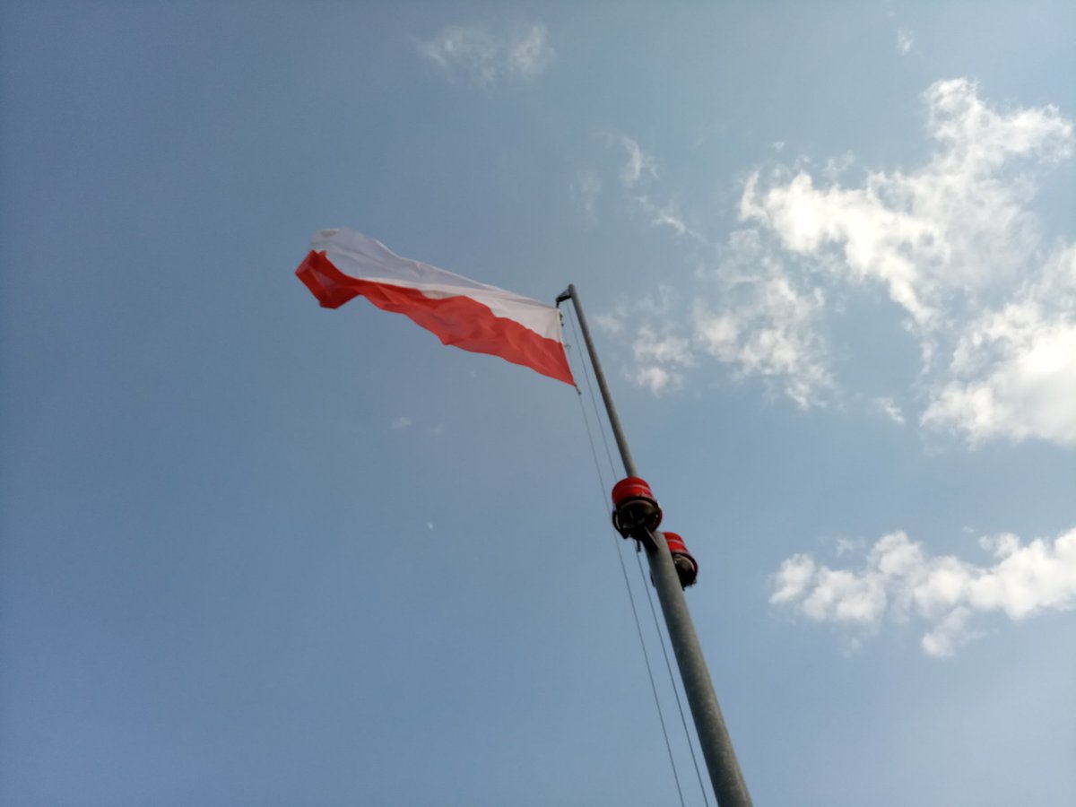 PiotrMilewski13's tweet photo. Taka flaga powiewa na kopcu Piłsudskiego ☺️niby nic nadzwyczajnego, ale w dzisiejszych czasach... Liczebność oraz rodzaj wywieszonych flag jest czymś, na co warto zwrócić uwagę. KMWTW ☺️ #białoczerwona #flaga #polishflag https://t.co/ZYbKc0QZQj