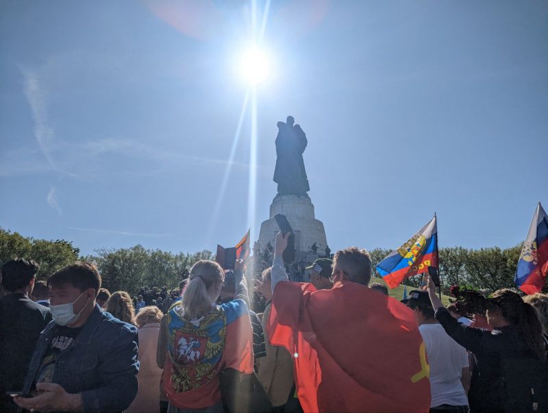 NewsFromDonbass's tweet photo. #German media asks in #TreptowerPark: Are you ashamed of being Russian?
https://t.co/sGleAcNLGr https://t.co/2TmcFqnYBs
