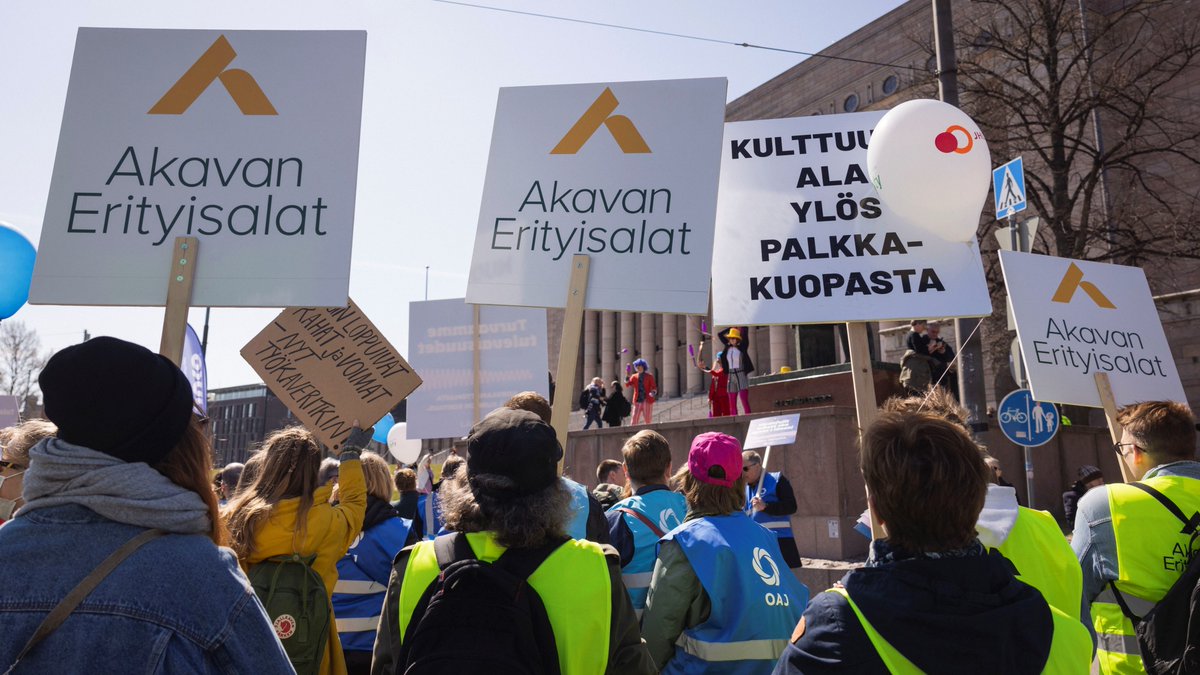 aivanerityinen's tweet photo. Kiitos historialliseen 10 kaupungin #kunta'lakkoon ja lakkotapahtumiin osallistuneille.💐Ylityö- ja vuoronvaihtokielto jatkuu koko maassa.
➡️Odotamme oikeudenmukaista #sovintoesitys'tä. 
➡️Lakkoon osallistunut jäsenemme, lakkoavustuslinkki aukeaa tiistaina. #ArvoaAsiantuntijalle https://t.co/D9dCq1Dxhc