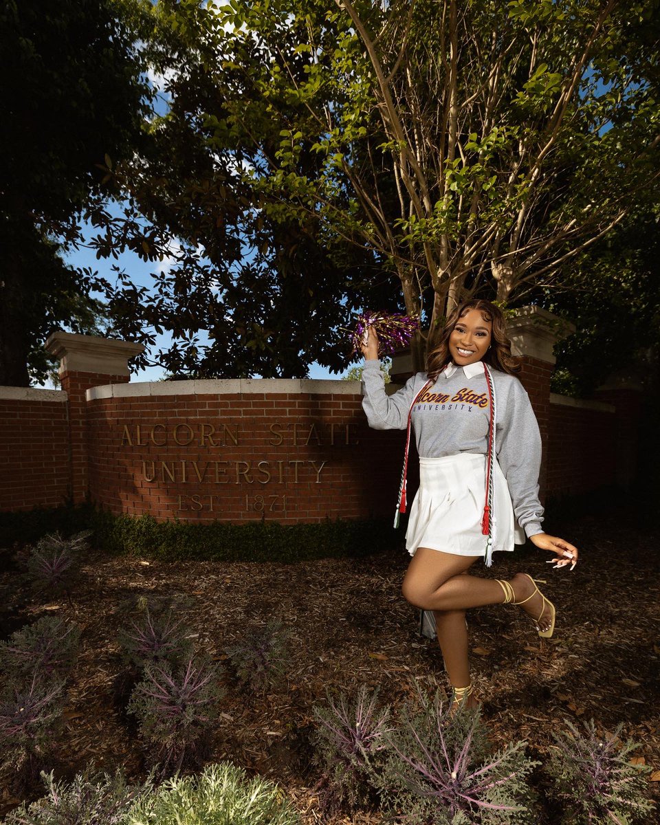 _kylawashington's tweet photo. In 5 days ,I will be receiving my bachelors degree in Mass Communications from Alcorn State University I have lived, lost , turned L’s into lessons, cried many tears and laughed a lot. However my term at Alcorn has now come to an end. Thank you Alcorn. 

Proverbs 31:26 🎓💜💛 https://t.co/xuvfy4aBq6