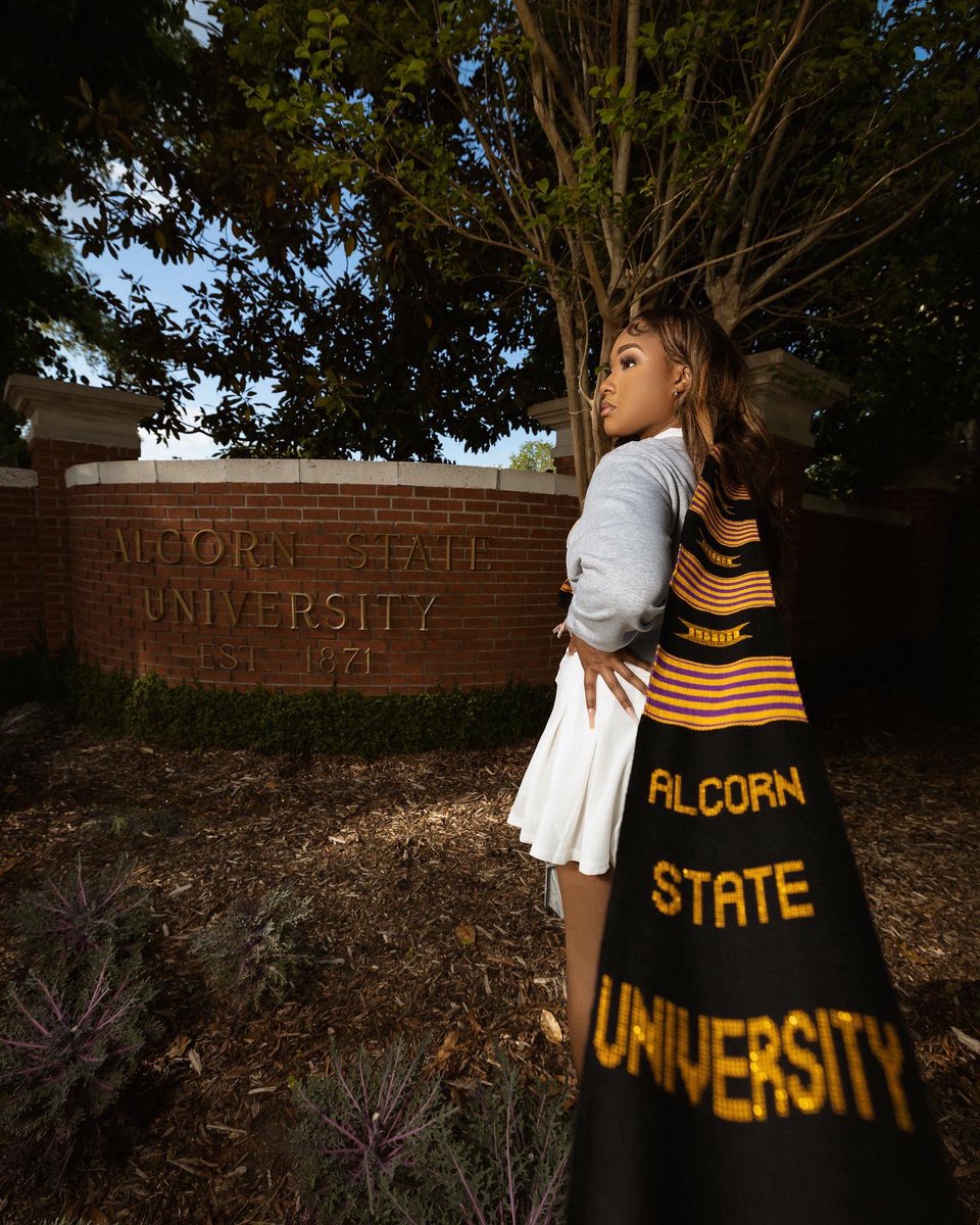 _kylawashington's tweet photo. In 5 days ,I will be receiving my bachelors degree in Mass Communications from Alcorn State University I have lived, lost , turned L’s into lessons, cried many tears and laughed a lot. However my term at Alcorn has now come to an end. Thank you Alcorn. 

Proverbs 31:26 🎓💜💛 https://t.co/xuvfy4aBq6