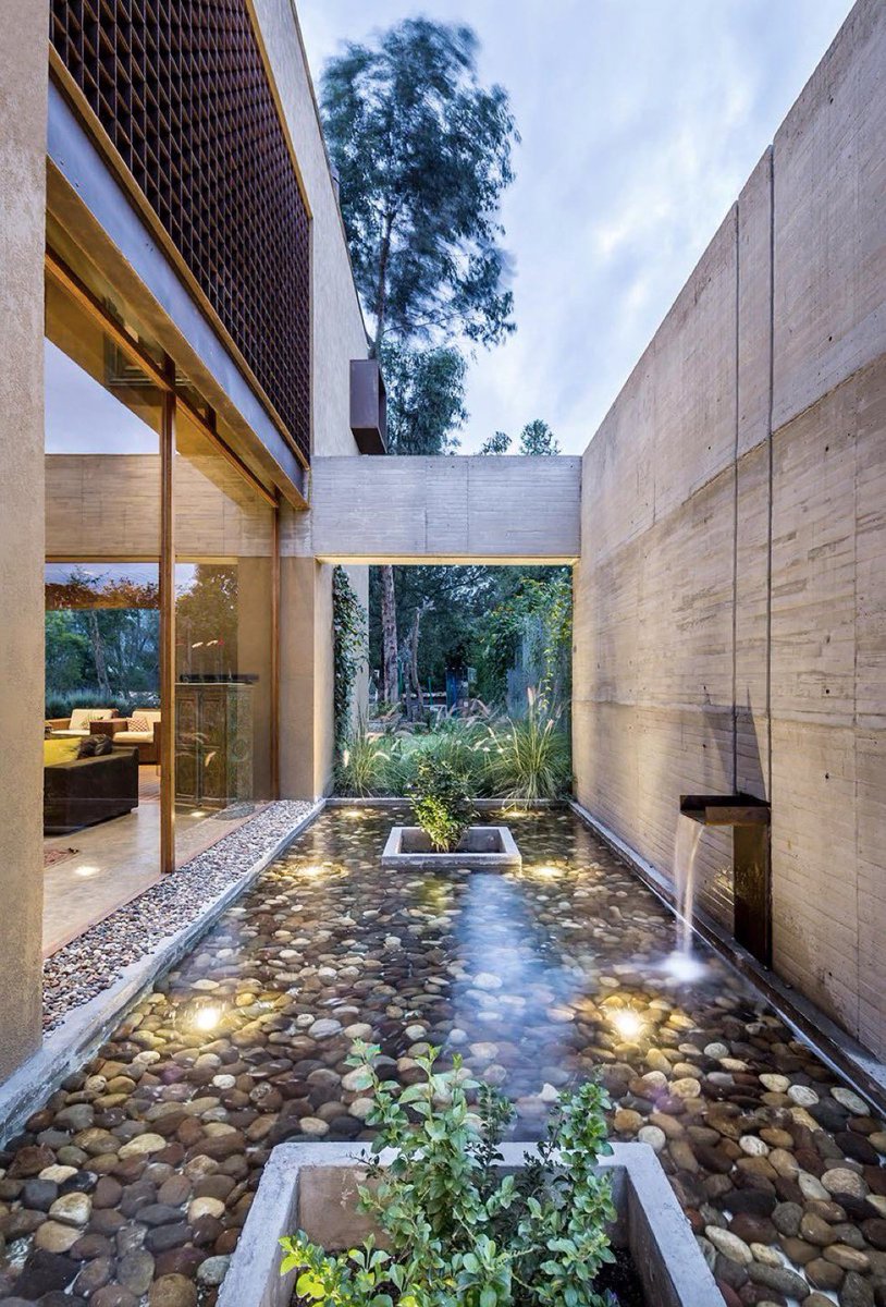 EA_ARCH's tweet photo. فكرة غير تقليدية لاستغلال أحد الأحواش حول المنزل، حيث تم وضع بحيرة حجرية صغيرة وقصيرة العمق بحيث لا تستهلك كمية كبيرة من المياه ، مع وضع شلال جداري صغير لتحريك المياه وتدويرها ، ثم وضع واجهة زجاجية للصالة بحيث تطل على هذا المنظر الجميل 🐳

مستعد تنفذها في منزلك؟ https://t.co/bcUZh88b68