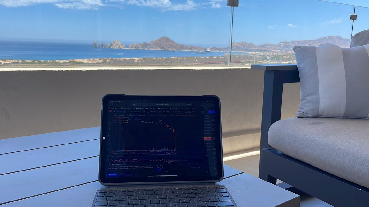 zerpxes's tweet photo. Meltdown with a view https://t.co/uUBLfcPYMG