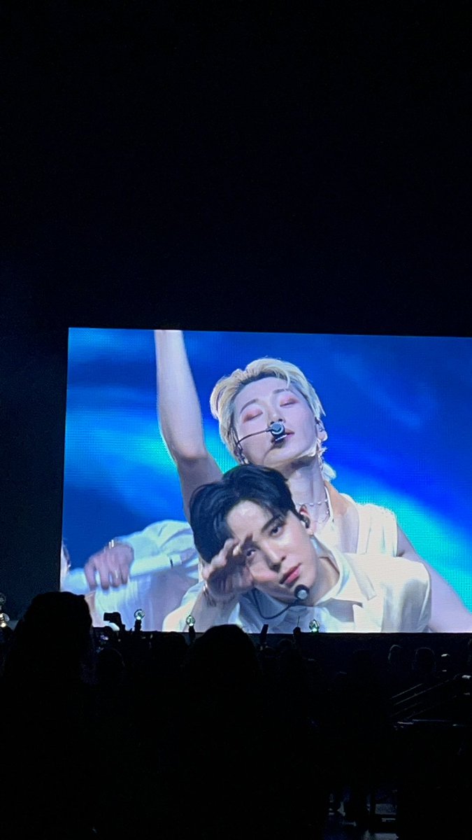 glowydawon's tweet photo. i think these are my favorite pictures from the concert <3

#ATEEZinBerlin_D1 #ATEEZ #에이티즈 https://t.co/bX2YghBw1W