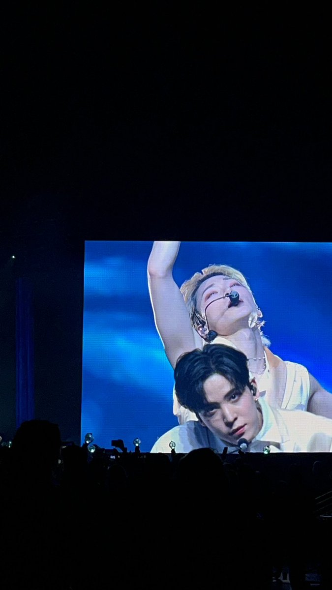 glowydawon's tweet photo. i think these are my favorite pictures from the concert <3

#ATEEZinBerlin_D1 #ATEEZ #에이티즈 https://t.co/bX2YghBw1W
