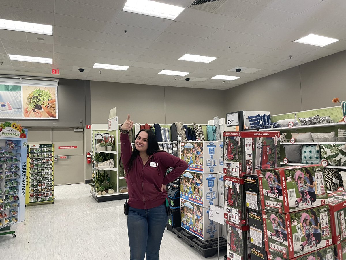 Shoutout to Leigha in Rear Seasonal for an amazing, full zone for our guests this week! 😍 #T0622 <a href="/Kay_Moore81/">Kay Moore</a> <a href="/JordanOrians/">Jordan Orians</a> <a href="/aleahmarie19/">Aleah Jacinto</a> <a href="/TGT_Angel/">Angel</a>
