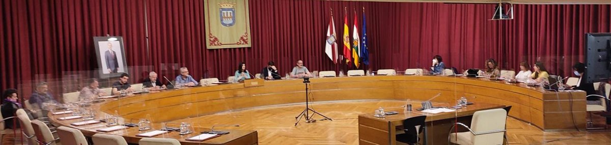 AytoLogrono's tweet photo. 👥| Los proyectos 'Ciudades amigables con los mayores' y 'Siempre acompañados’ de la Unidad de #ServiciosSociales han protagonizado la #JuntadeDistrito Extraordinaria celebrada esta tarde en el Ayuntamiento.
#LogroñoCuida
#ParticipaciónCiudadana https://t.co/UcJZS4UXuX