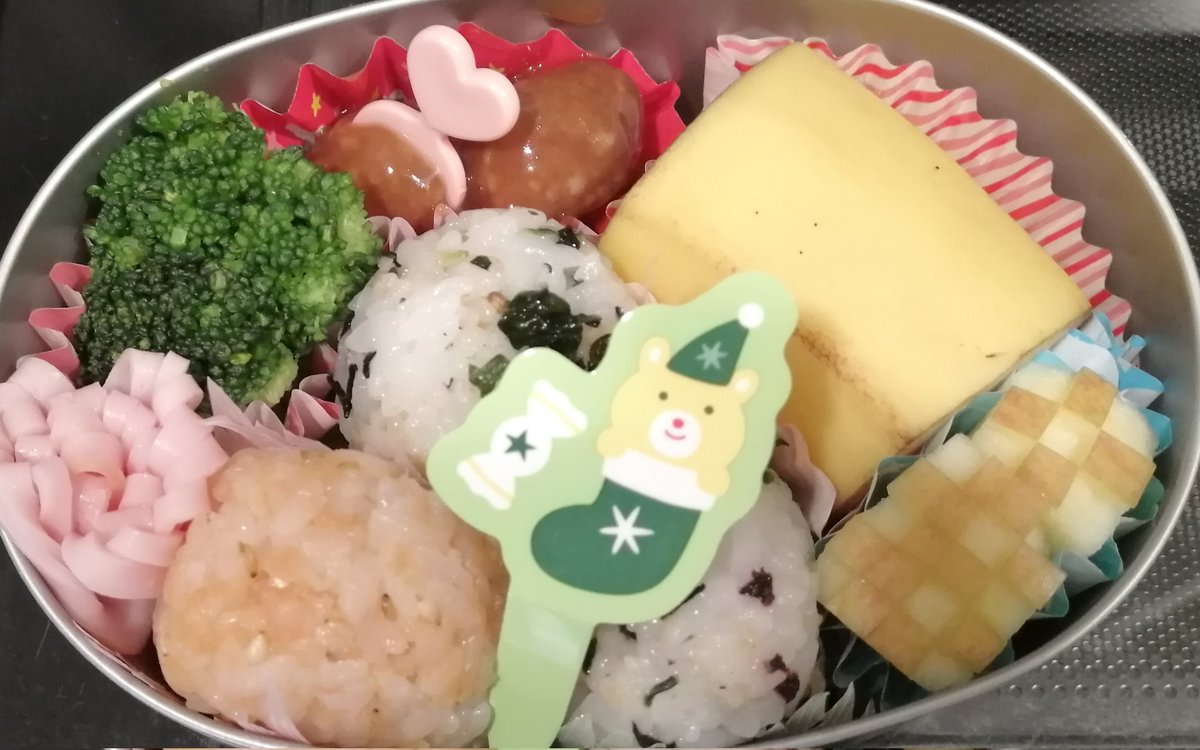 WAIWAIbento's tweet photo. おにぎり弁当のリクエスト！
作ったあと聞いてみると、三角で海苔巻いて、外は真っ白で中に鮭とか入ったおにぎりが良かったらしい！！
遠足のお弁当は、それにしよう♪
#お弁当 #おにぎり #年長 https://t.co/NlyTZdYPXz
