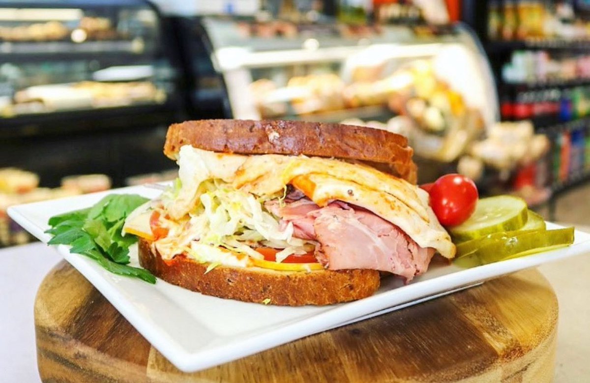 Always stacked high and made fresh! It’s what you expect at #southloopmarket 
.
.
.
#southloopchicago #southlooping #mercato #freshmarket #groceryhaul #grocer #chicagogrocery #chicagofreshmarket