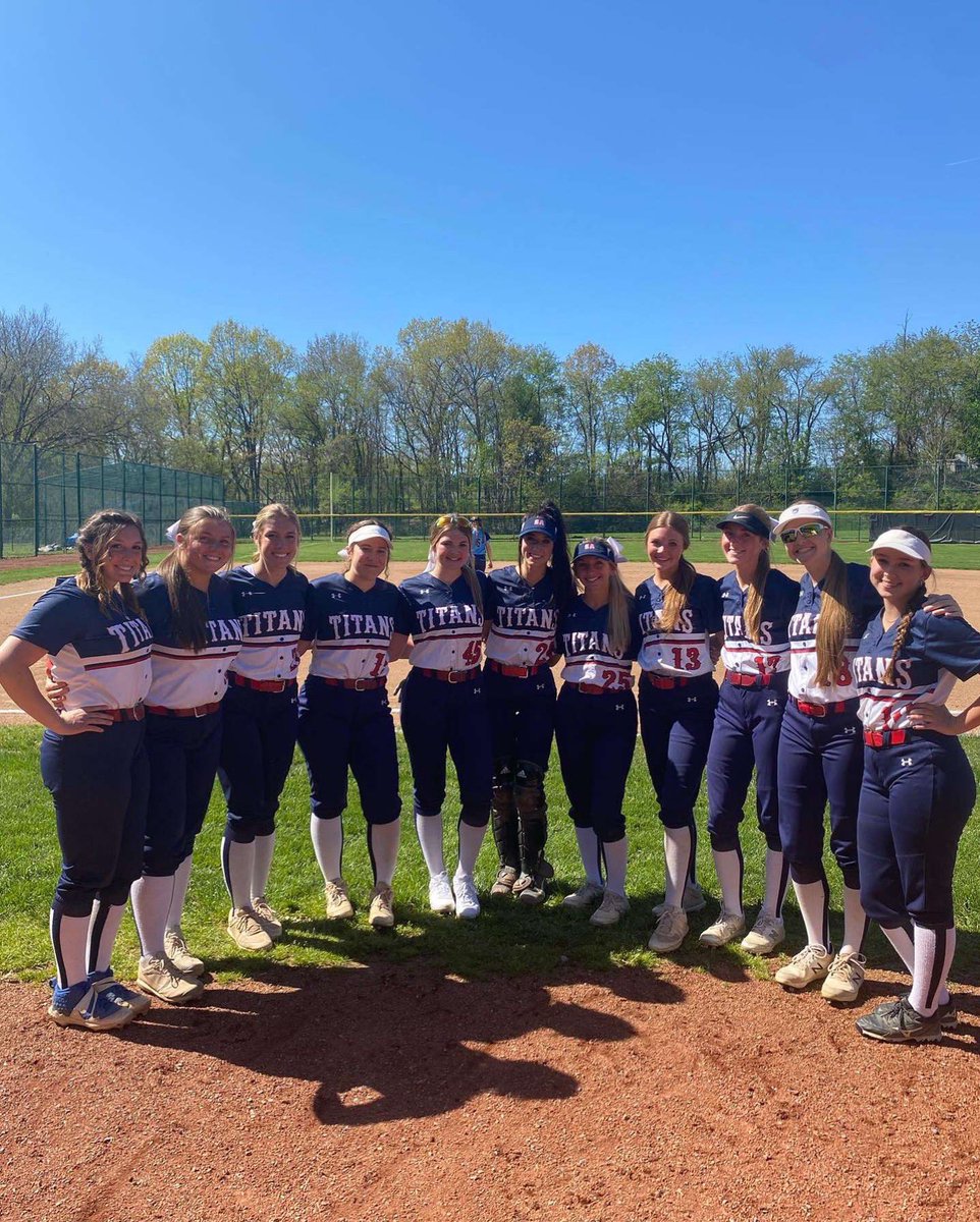salts2020's tweet image. Senior Day 10-1 W!!!! 😁😁😁All your lovely seniors played fantastic and Cate Gordon had a 2-run bomb!! 💣💣