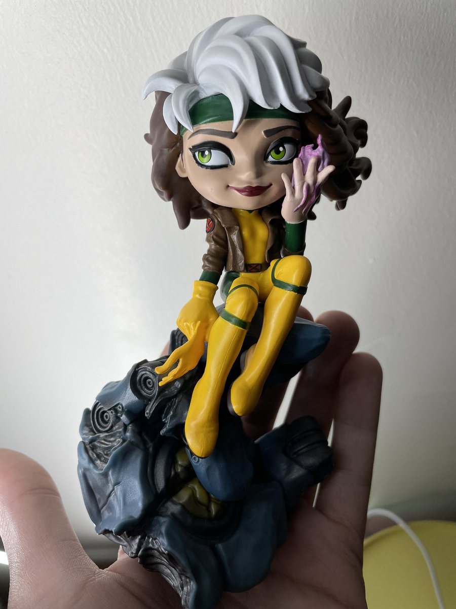 BabeBro's tweet photo. Thank you @collectsideshow for my new Rogue Mini Co. 🤗 #Rogue #RogueFan 💚💛 https://t.co/E2cnxytyvi