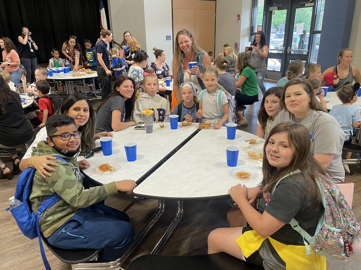 MrsHanley101's tweet photo. @HumbleISD_PFE PTO hosted a lovely Muffins with Moms this morning! Thanks for the tasty treats and fun way to kick off the week! #TeamPFE https://t.co/ofUc9GqYAv