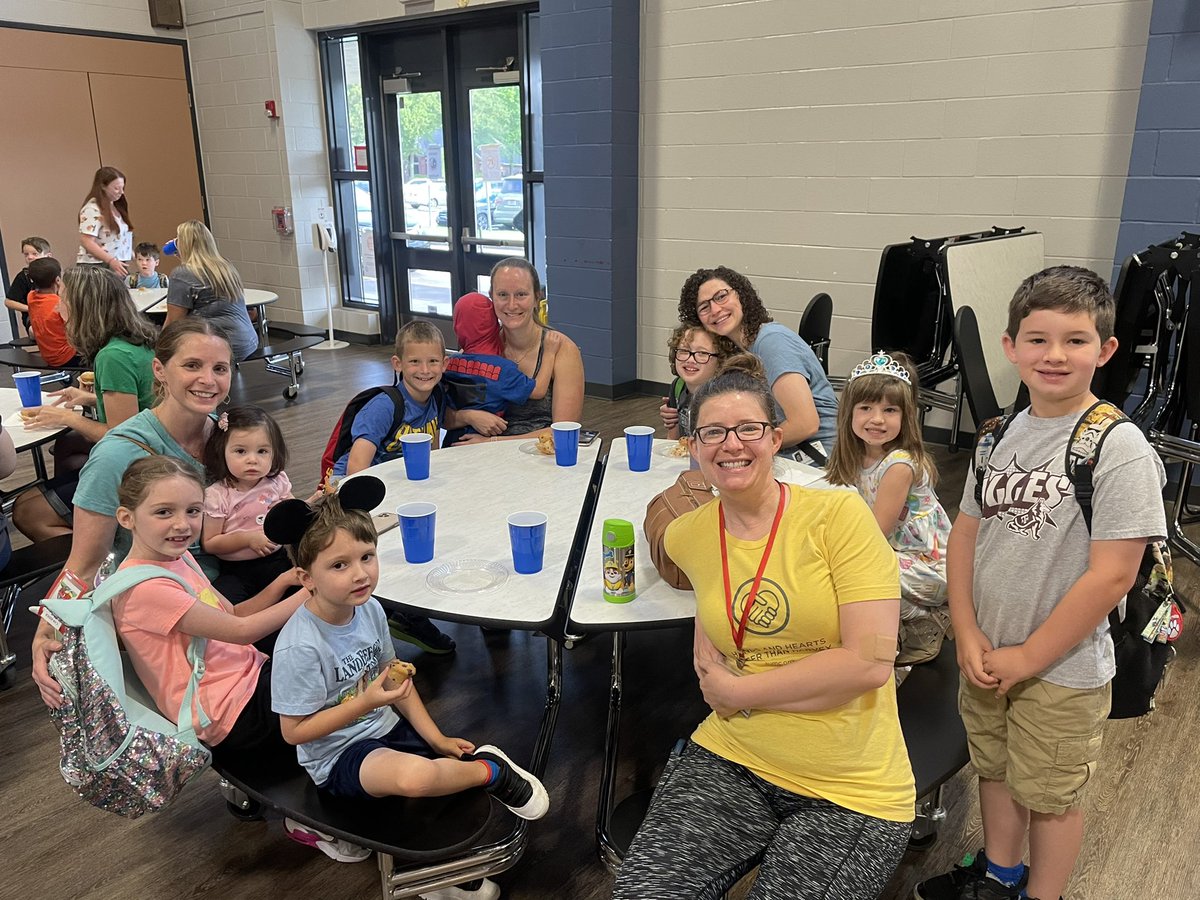 MrsHanley101's tweet photo. @HumbleISD_PFE PTO hosted a lovely Muffins with Moms this morning! Thanks for the tasty treats and fun way to kick off the week! #TeamPFE https://t.co/ofUc9GqYAv