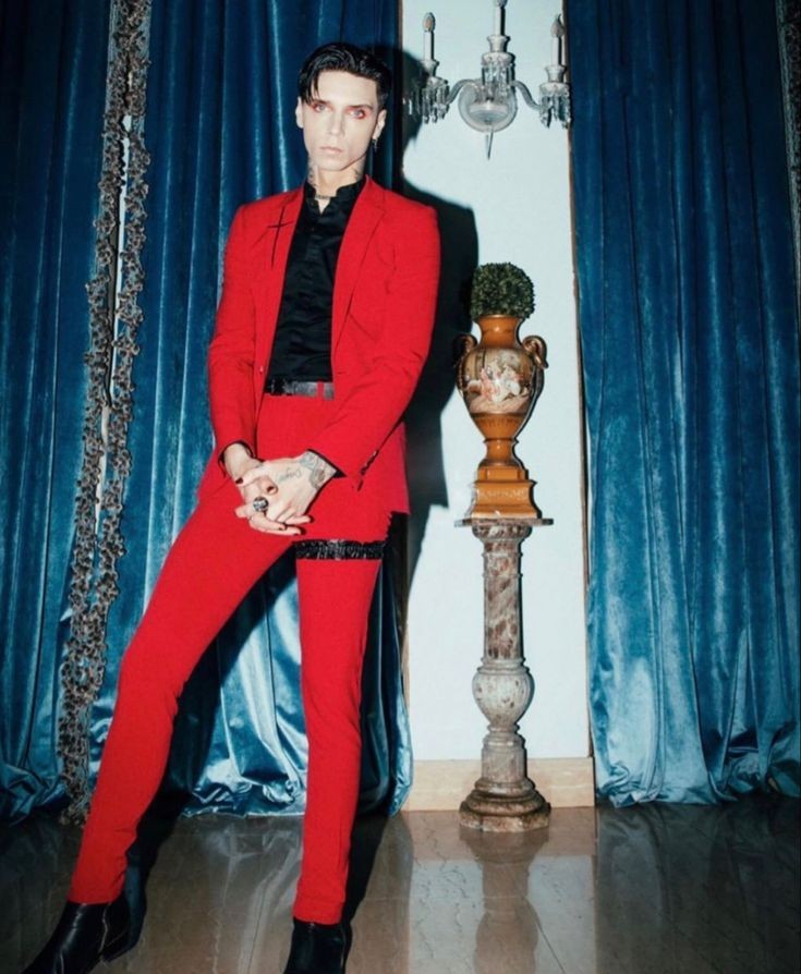 shdowside's tweet photo. red suit red eyeshadow, that's it. that's the look. https://t.co/mhfzECbzRw