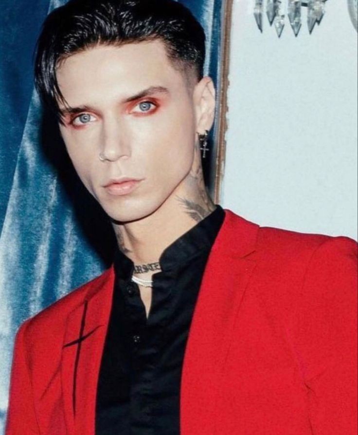 shdowside's tweet photo. red suit red eyeshadow, that's it. that's the look. https://t.co/mhfzECbzRw