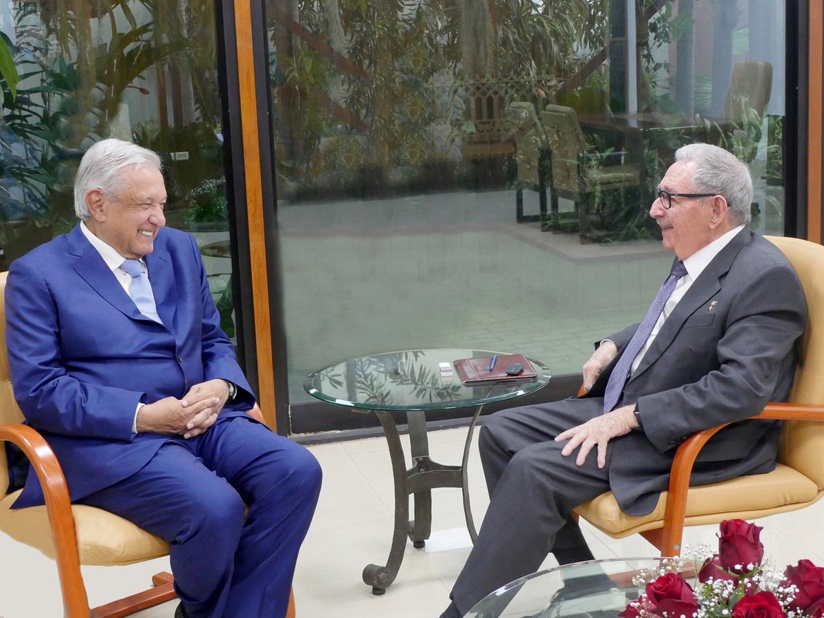 PresidenciaCuba's tweet photo. El General de Ejército, Raúl Castro Ruz, sostuvo un fraternal encuentro con el presidente de #México,  @lopezobrador_ durante su visita de trabajo a #Cuba. 🇨🇺 🇲🇽 https://t.co/ZtFGXD6uyI