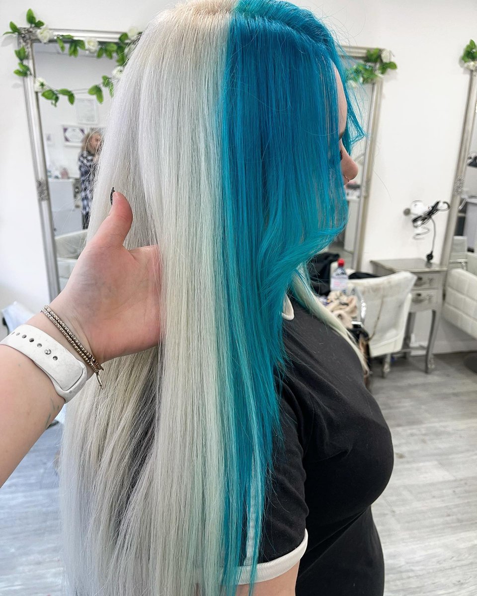 manicpanicnyc's tweet photo. Not me running to get a chunky money piece! Try Atomic Turquoise for similar results!⚡️💙

(IG: aliciachelseastudios )

#manicpanicnyc #manicpanicpro #manicpanic #atomicturquoise #blue #bluehair #bluehairdye #moneypiece #vegan https://t.co/8FroECA1YE