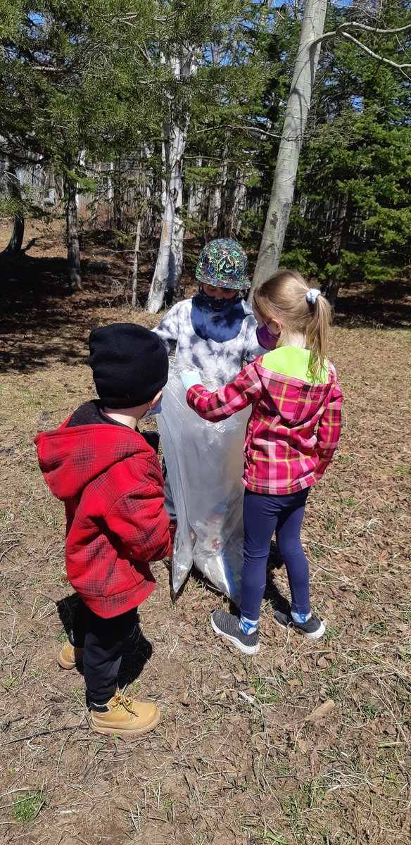 MsYoung_Kinder's tweet photo. K-2 was eager to do their part today in the school grounds clean up! #SaveTheEarth @Elwoodelementar @NLESDCA https://t.co/WiDfNy1Nqs