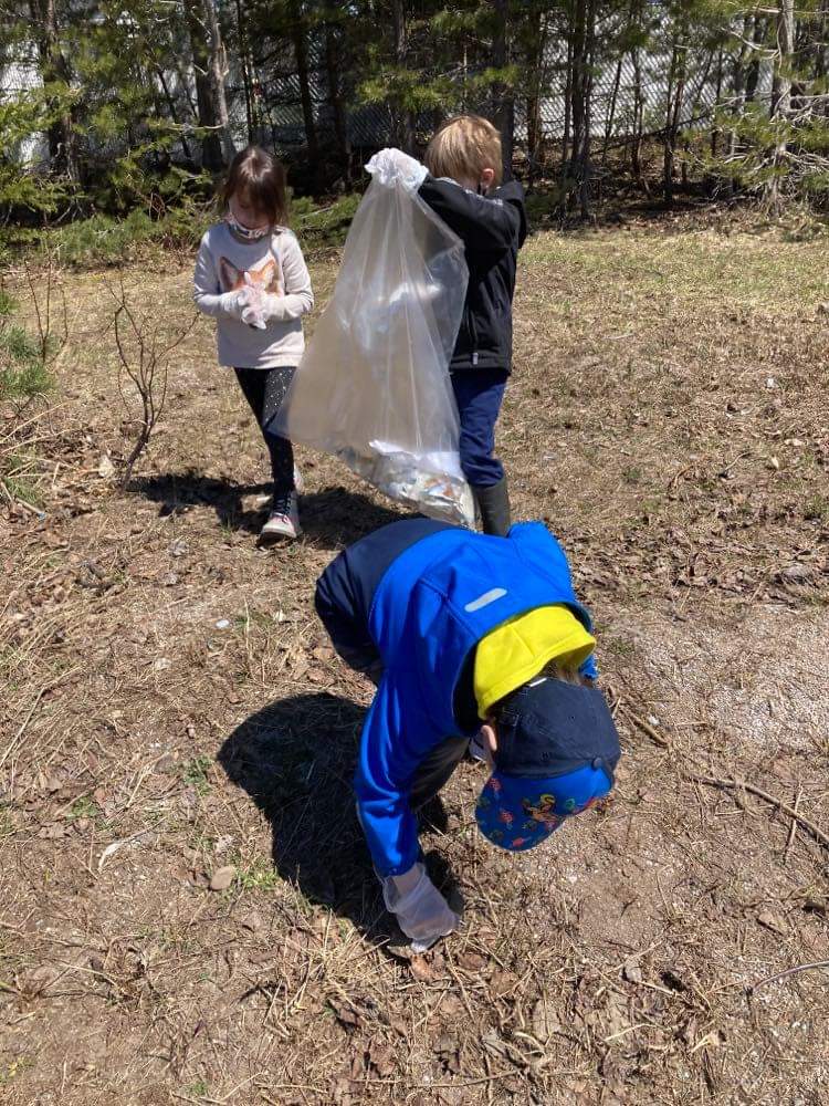 K-2 was eager to do their part today in the school grounds clean up! #SaveTheEarth <a href="/Elwoodelementar/">Elwood Elementary</a> <a href="/NLESDCA/">NLESD</a>