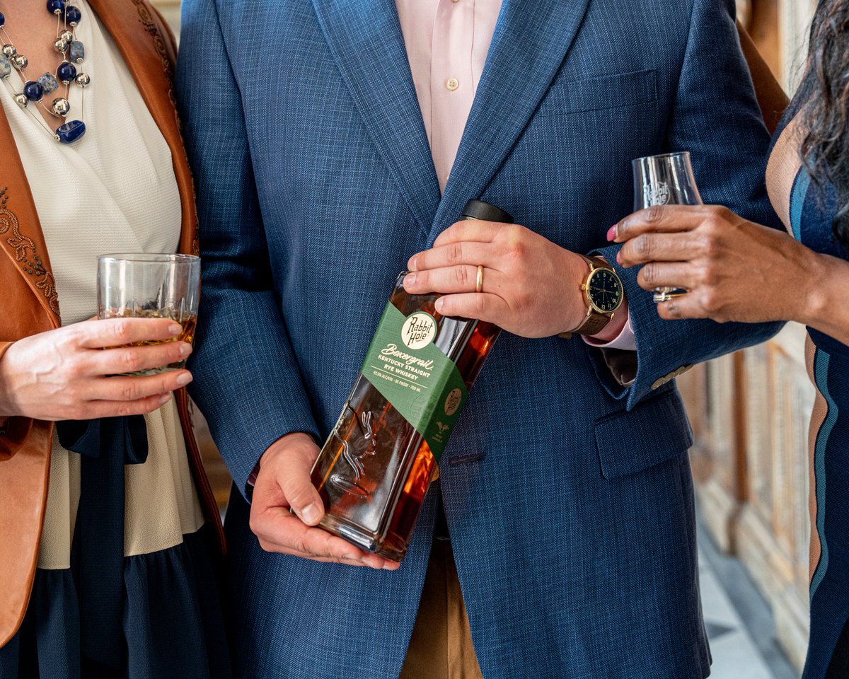 RabbitHoleKY's tweet photo. It's amazing how a spirit inspired by Louisville's tradition of world-class fighters can bring people together. Then again, it makes perfect sense. A subtle sweetness meets rye's spicy edge - Boxergrail is always a crowd favorite.

#Boxergrail #whiskey #rye #tradition #Louisville https://t.co/tLYIvVAIzG