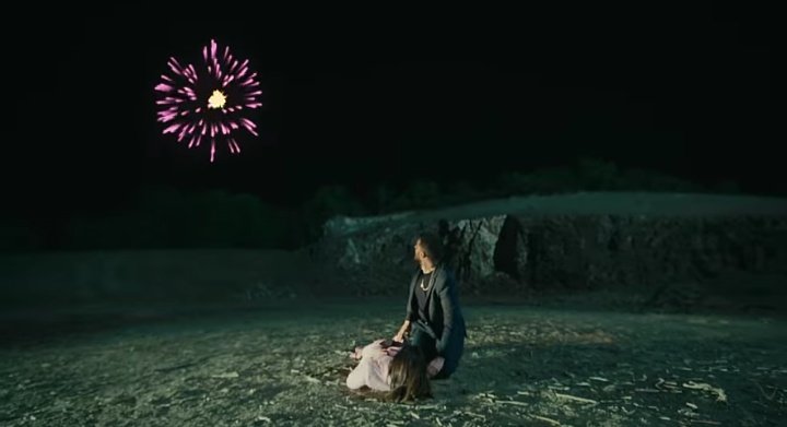 Bizim şu pembik aşko kuşko kombinimize uygun bir havai fişek seçmiş bizim icon🛍🌸 
Not: Ölümü bile havalı Bahar Çaka🖤
#NesrinCavadzade #BaharCaka #SakınKorkma