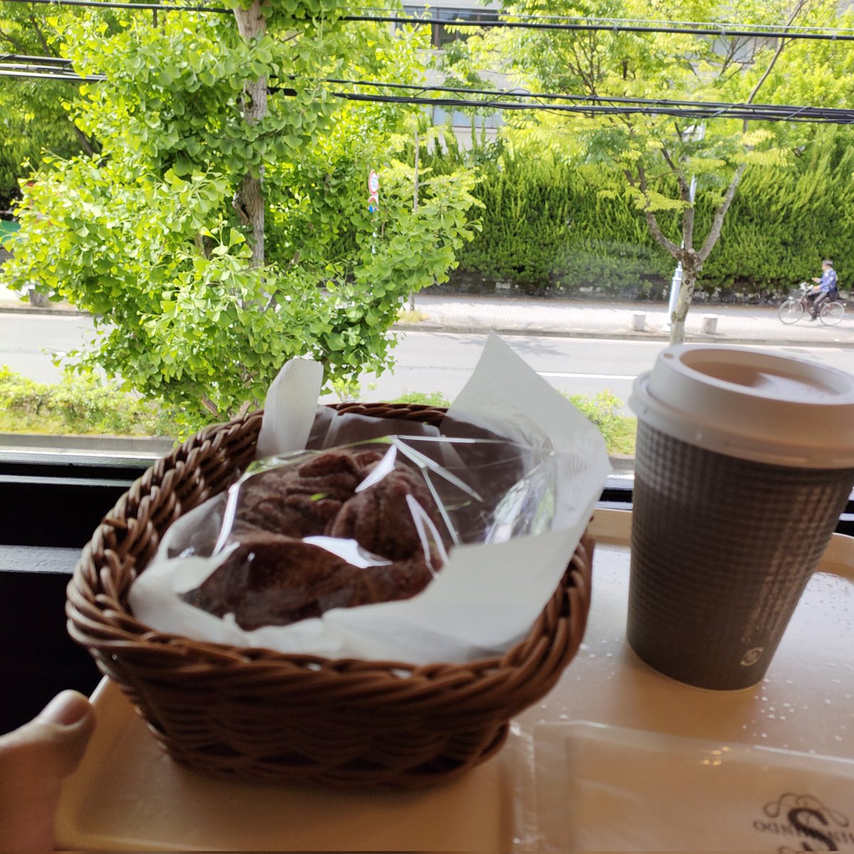 Karin_kintugi's tweet photo. 朝から検査で北山に来てます
ちょっと空き時間にコーヒーとパン
今日はアクセサリー金具の購入やイベント什器の用意、新作の作成と撮影…濃い１日にしたいです!
#金継ぎ
#北山
#香凜
#進々堂
#平安楽市
#平安神宮
#岡崎公園イベント https://t.co/vCoX4mHQ1u