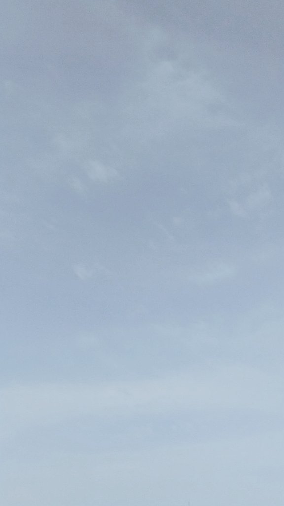 wakuwaku810's tweet photo. おはようございます。 
5月10日（火）の朝空です。
明日まで晴れ空の予報。

朝は特に少し先の季節を感じます。
夏はもうすぐですね！
去年の夏服、今年も似合うかな？
どの季節もオシャレは楽しいものです🤭
今日も良い1日を過ごしましょう🍀 https://t.co/MwvGT8S0Iy