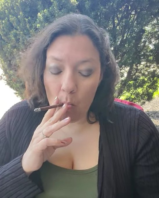 WHY DO I HIDE IT?? Why do I hide my smoking?  https://t.co/XxtzVpWi1N https://t.co/ek6xvBUbem