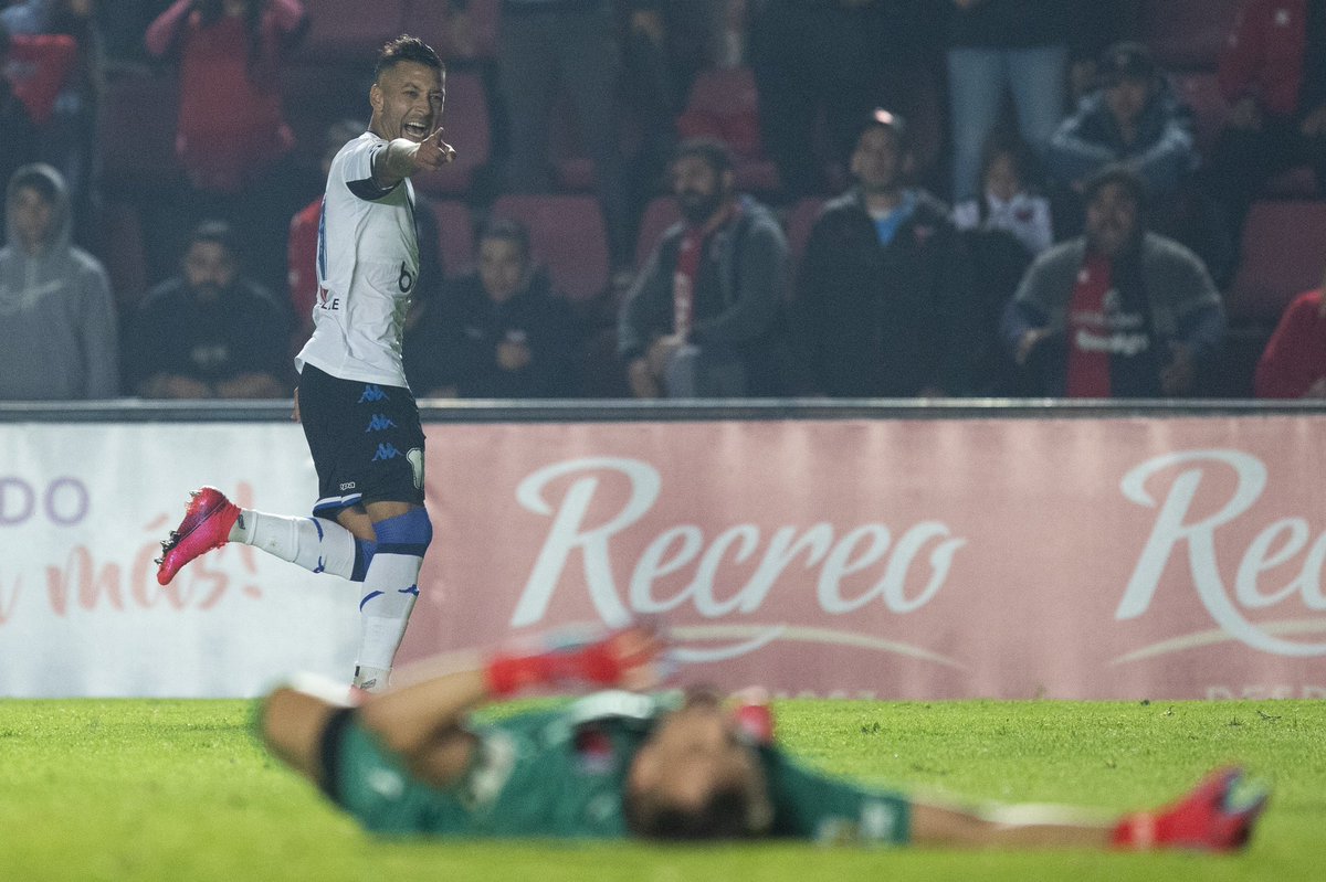Gonza_Codina's tweet photo. #Velez tuvo un partido donde mostro más virtudes que falencias, pero esto no impidió que se llevase los 3 puntos de Santa Fe. Ahora toca descansar y pensar en Nacional por la Copa Libertadores. https://t.co/zeL24UXI7Z