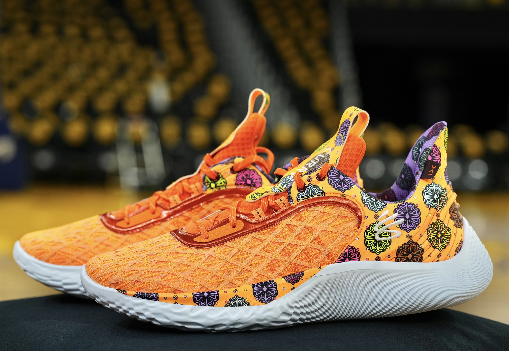 Kendra Andrews on X: Steph Curry will be wearing special shoes tonight to  honor the late Craig Sager. The shoes will be signed by Curry and auctioned  off on Wednesday. https://t.co/TpsqKxM6aJ /
