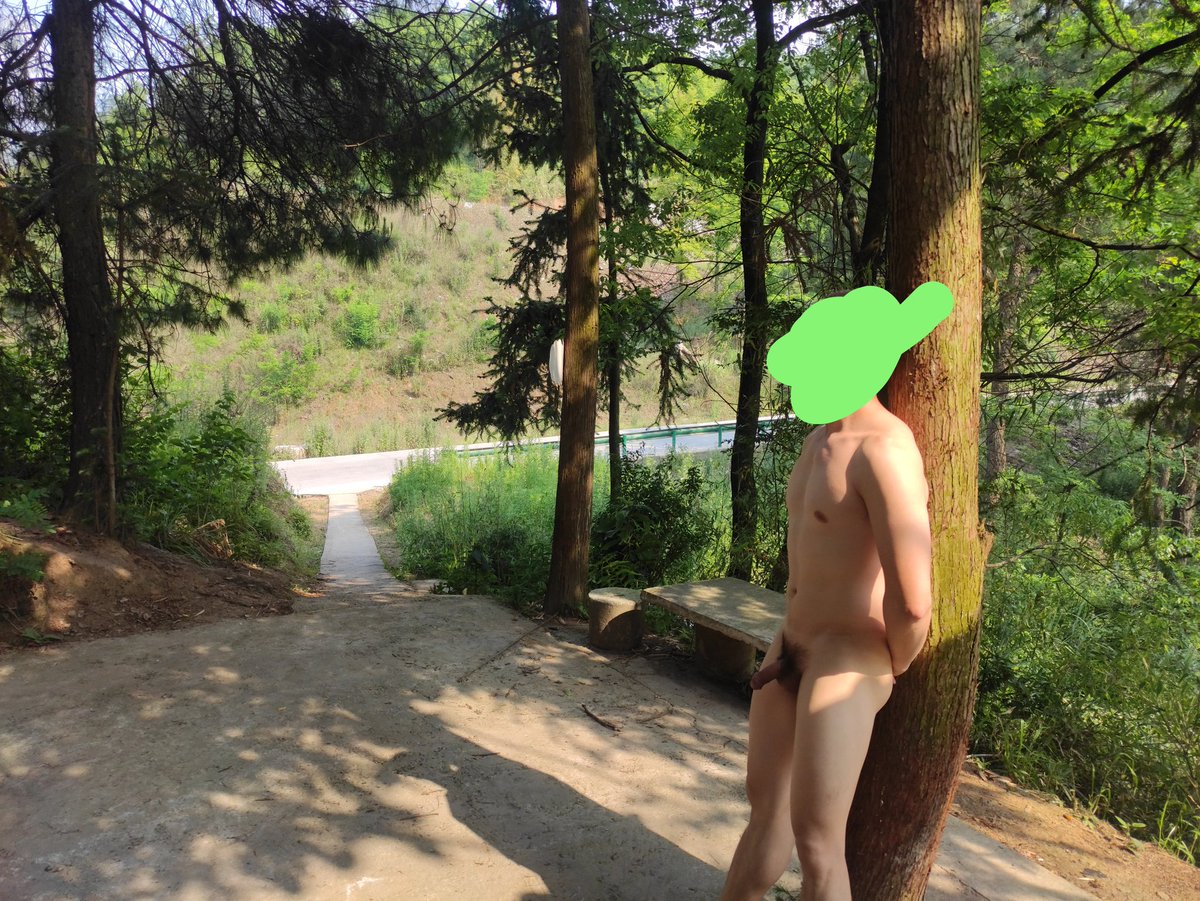 GGainai's tweet photo. 人怂还没胆，野外裸奔一圈，释放内心的小冲动！ https://t.co/AwKNcgYktL