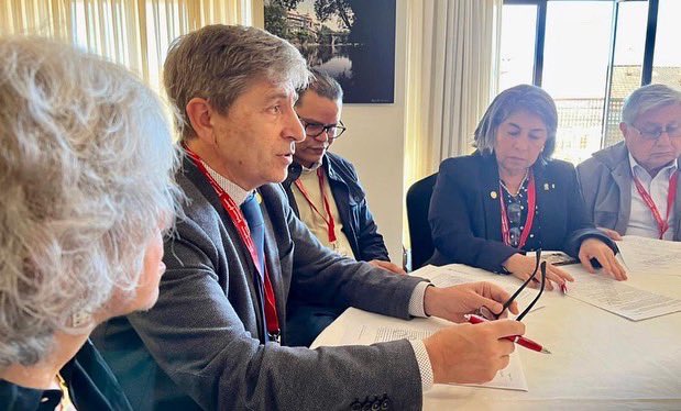 secirped's tweet photo. 2/3. realizado en OPorto - Portugal, donde se presentaron innumerables trabajos de investigación 
La Dra. Perero indicó que en este congreso también se aprobó editar la Revista Iberoamericana de Cirugía Pediátrica para publicar investigaciones. https://t.co/lIsGuXCmmi