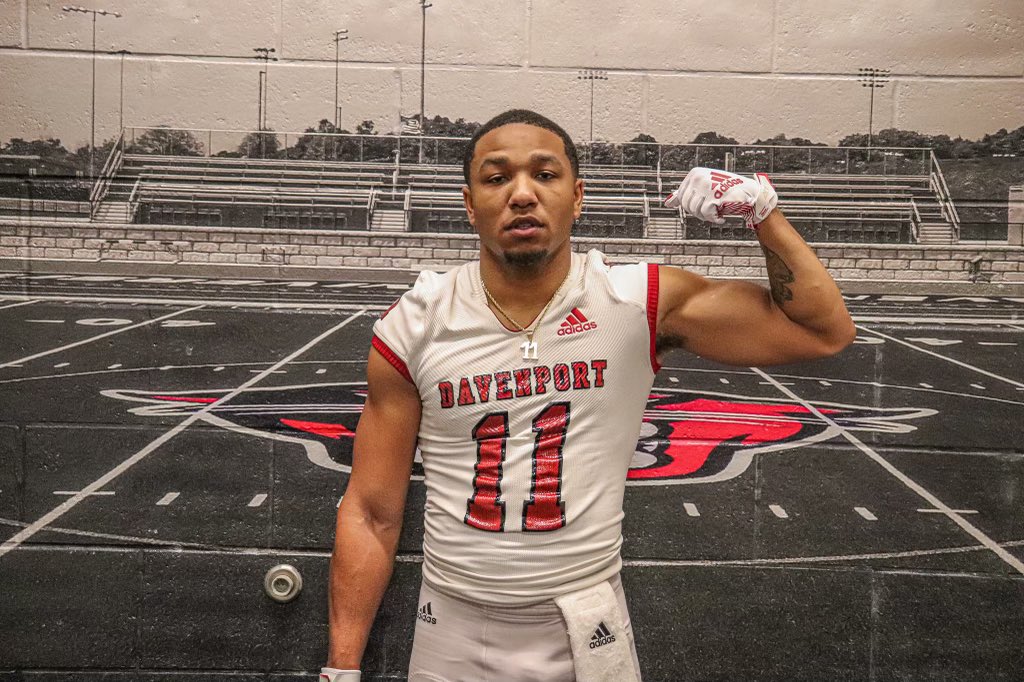 dreamchasinmal's tweet photo. Committed and Signed ‼️ Can’t wait to get started,make plays and win games. Appreciate everyone that was apart of my journey. @WR_CoachT @SparkyMcEwen1 @DU_Football @tmeperformance @coachdboss_3 @ChabotFootball https://t.co/ULs5Vs0SrM