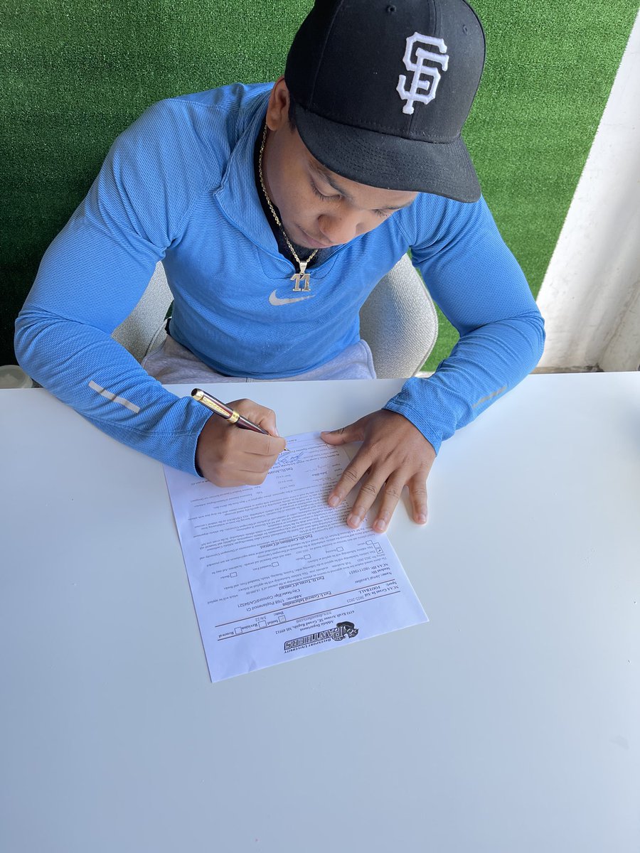dreamchasinmal's tweet photo. Committed and Signed ‼️ Can’t wait to get started,make plays and win games. Appreciate everyone that was apart of my journey. @WR_CoachT @SparkyMcEwen1 @DU_Football @tmeperformance @coachdboss_3 @ChabotFootball https://t.co/ULs5Vs0SrM