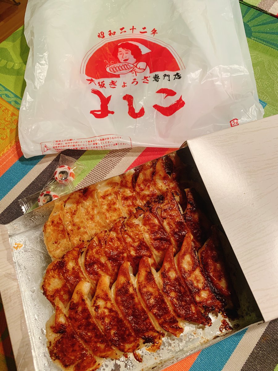 risaairkuro's tweet image. 昨日仕事帰りに五反田よしこ餃子でテイクアウト、何個でも食べれる小ぶりなサイズ美味い！
#五反田グルメ #五反田よしこ #テイクアウト #大阪よしこ餃子 #一口餃子 #大阪名物 #昭和二十二年 #テイクアウト餃子 #餃子