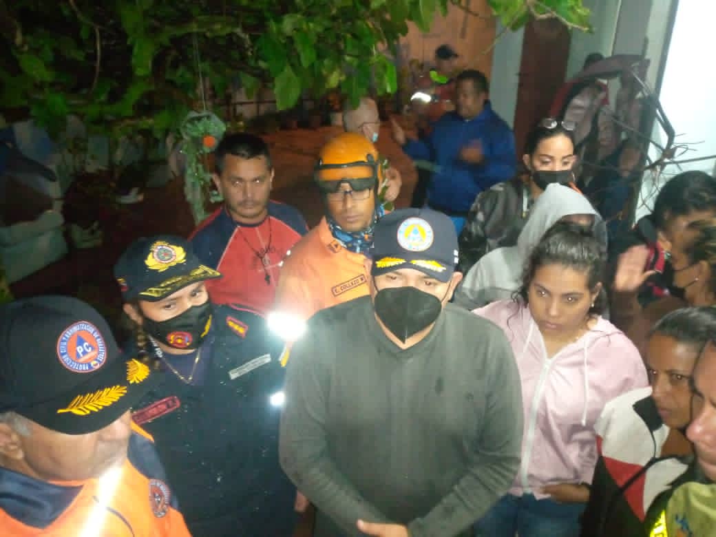 JEHYSONGUZMAN's tweet photo. El equipo técnico de Bomberos de Meirda y PC se mantienen monitoreando la situación de emergencia en distintos sectores, el objetivo es resguardar a las familias que habitan en las zonas más vulnerables, cuentan ustedes con el Gobierno Bolivariano del Pdte. @NicolasMaduro. 3/3 https://t.co/8N5A2AZaGz