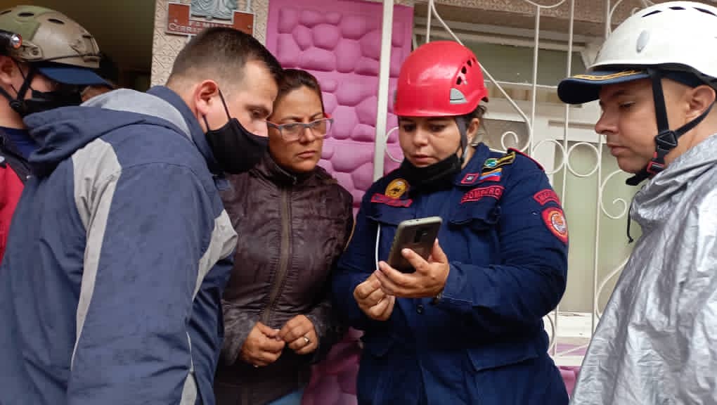 JEHYSONGUZMAN's tweet photo. El equipo técnico de Bomberos de Meirda y PC se mantienen monitoreando la situación de emergencia en distintos sectores, el objetivo es resguardar a las familias que habitan en las zonas más vulnerables, cuentan ustedes con el Gobierno Bolivariano del Pdte. @NicolasMaduro. 3/3 https://t.co/8N5A2AZaGz