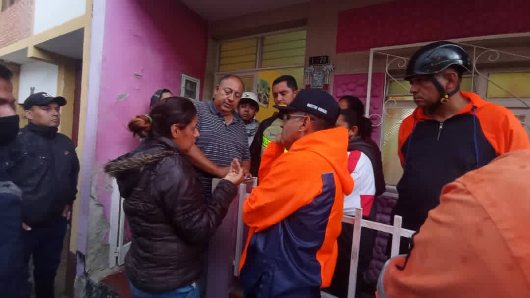 JEHYSONGUZMAN's tweet photo. El equipo técnico de Bomberos de Meirda y PC se mantienen monitoreando la situación de emergencia en distintos sectores, el objetivo es resguardar a las familias que habitan en las zonas más vulnerables, cuentan ustedes con el Gobierno Bolivariano del Pdte. @NicolasMaduro. 3/3 https://t.co/8N5A2AZaGz