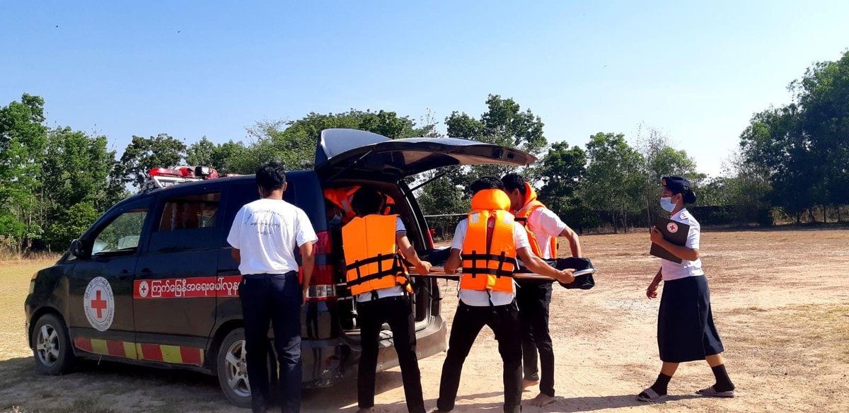 IFRCAsiaPacific's tweet photo. The need to learn first aid does not stop during a pandemic.
In #Myanmar, over 100 Red Cross volunteers are participating in a first aid skills competition and disaster simulation.
Skills training such as these help volunteers become #disasterprepared. https://t.co/j0ceGKKbrJ