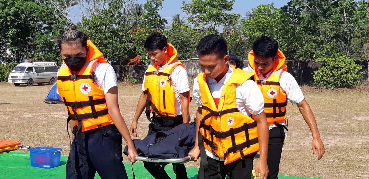 IFRCAsiaPacific's tweet photo. The need to learn first aid does not stop during a pandemic.
In #Myanmar, over 100 Red Cross volunteers are participating in a first aid skills competition and disaster simulation.
Skills training such as these help volunteers become #disasterprepared. https://t.co/j0ceGKKbrJ