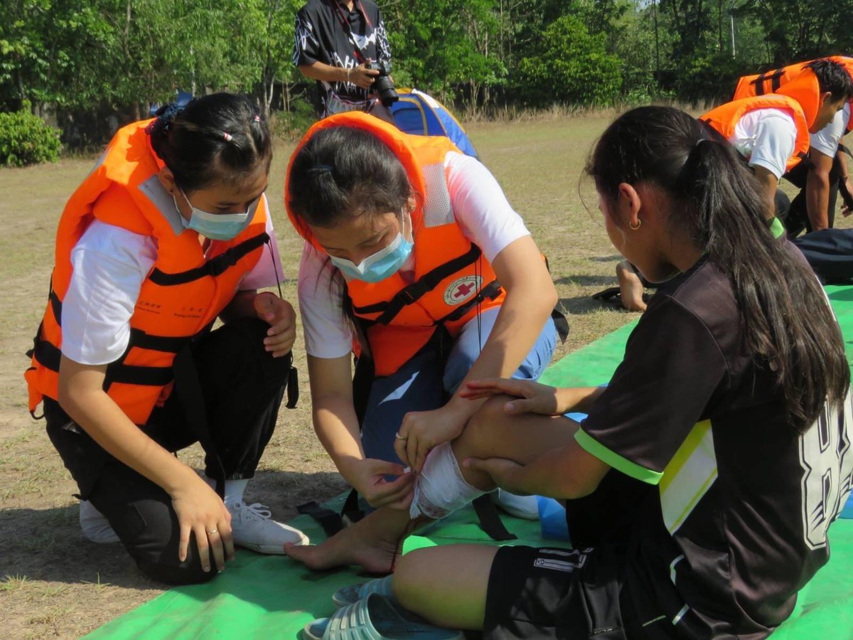 IFRCAsiaPacific's tweet photo. The need to learn first aid does not stop during a pandemic.
In #Myanmar, over 100 Red Cross volunteers are participating in a first aid skills competition and disaster simulation.
Skills training such as these help volunteers become #disasterprepared. https://t.co/j0ceGKKbrJ